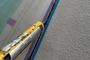 シーリングを打つ