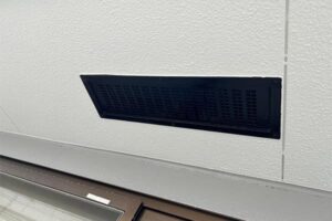 軒天の換気口に塗装