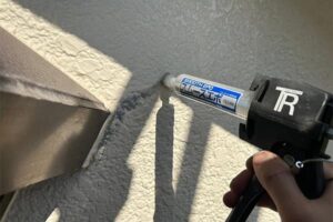 外壁の下地処理（ひび割れにエポキシ樹脂圧入）