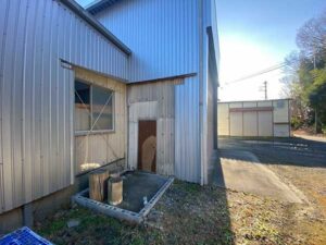 倉庫外壁が減築のため一部下地が露出