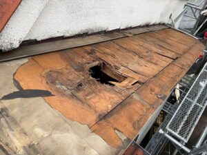 劣化して穴の開いた下地