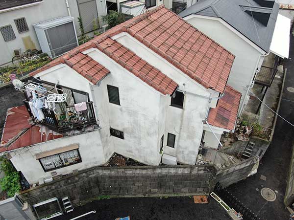 葺き替え前の雨漏りを起こしている屋根
