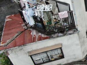 ベランダ下の劣化したトタン屋根（下屋）