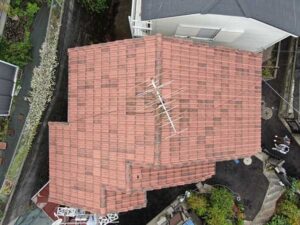 葺き替え前の雨漏りを起こしている屋根