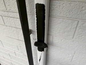 竪樋の下塗り