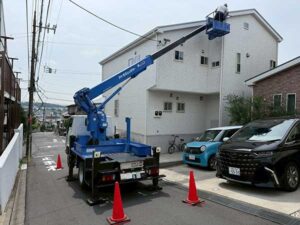 高所作業車にて作業